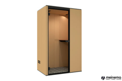 Belcel in kantooromgeving met glazen deur en gestoffeerde binnenwanden voor privacy