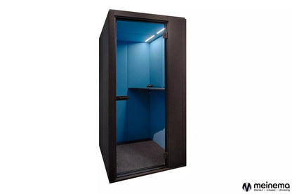 Akoestische pod met circulair ontwerp en duurzame materialen in neutrale kleurstelling