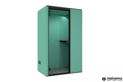 Individuele concentratiewerkplek met akoestische wanden voor stille focusmomenten