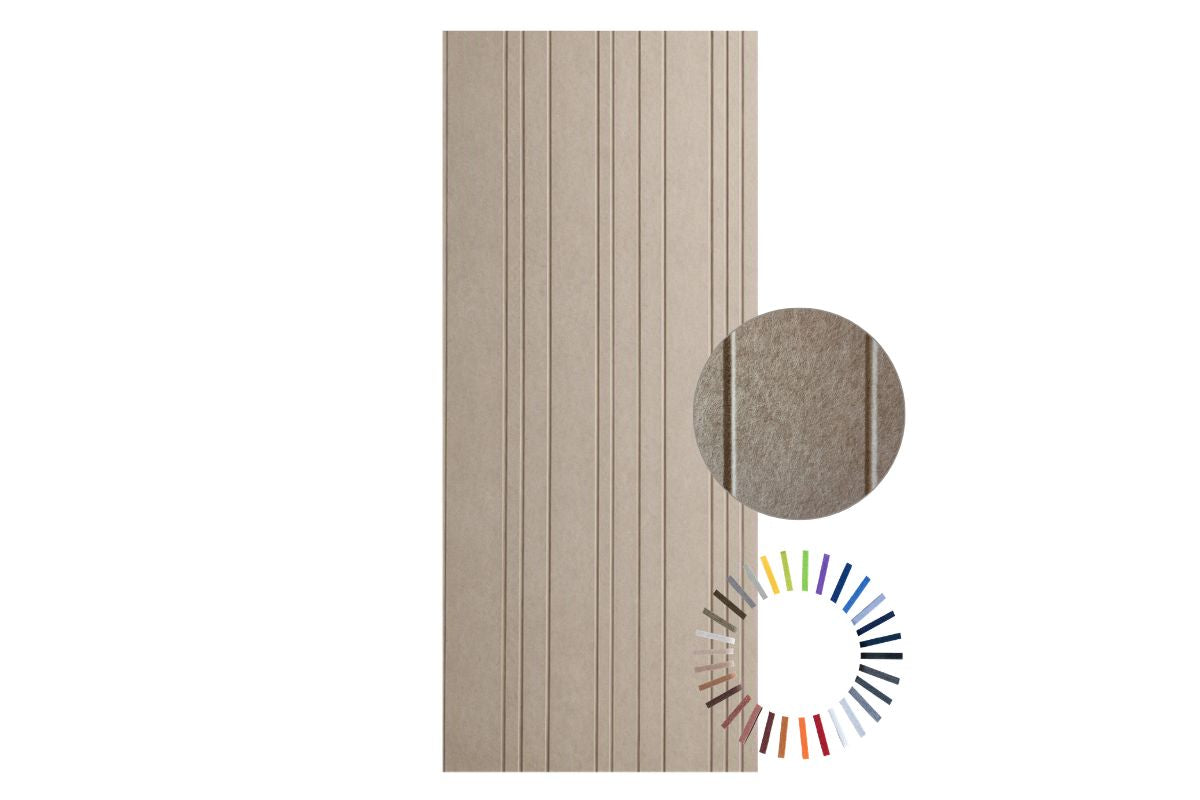Akoestisch wandpaneel van petfelt met verticaal barcode-patroon van 9mm brede lamellen, in lichte houtkleur
