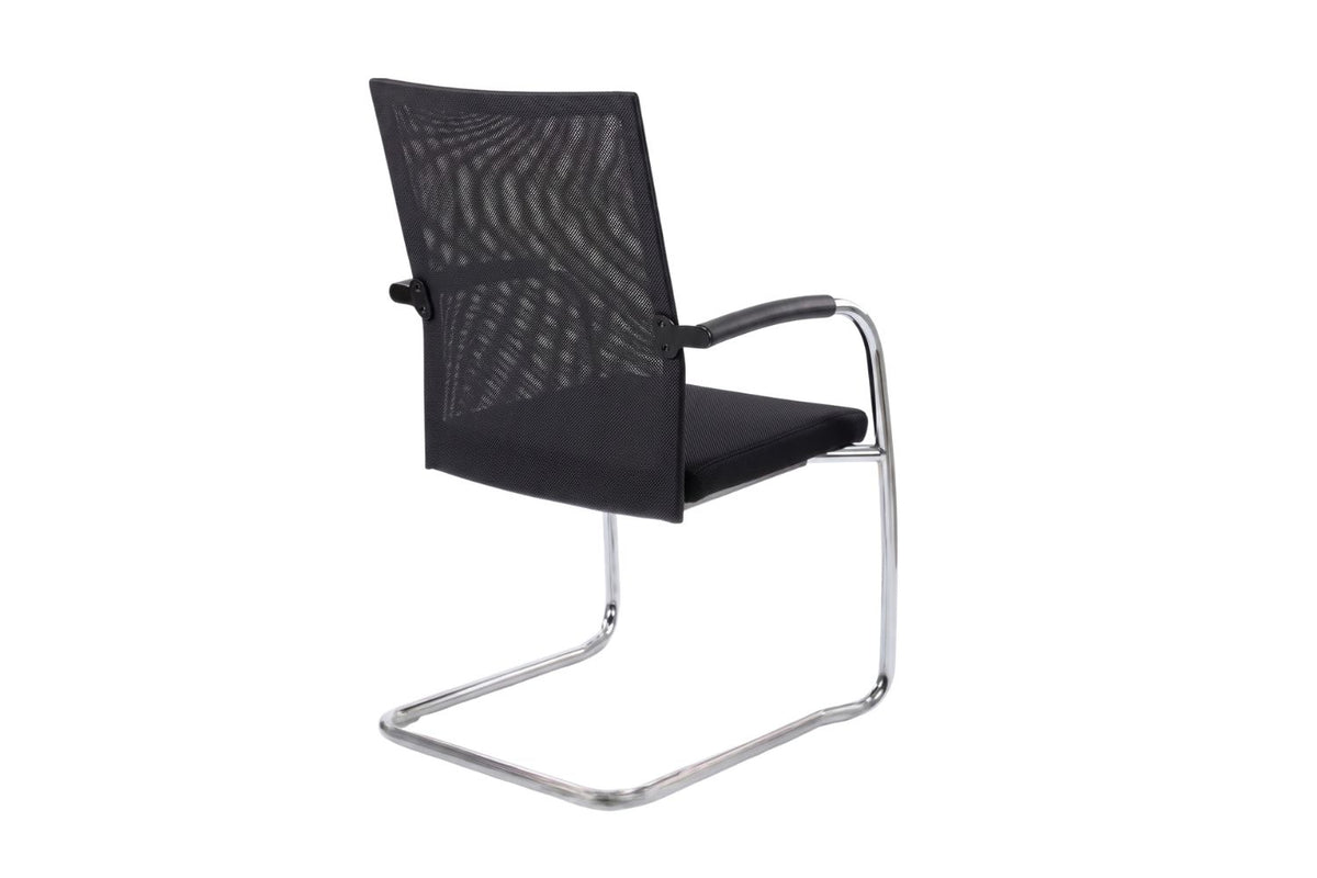 Zwarte vergaderstoel met mesh rugleuning en armleuningen.