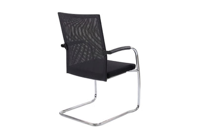 Zwarte vergaderstoel met mesh rugleuning en armleuningen.